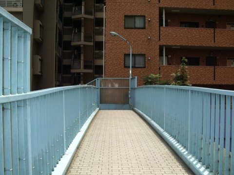 Photo of the footbridge south of
Nakamurabashi station